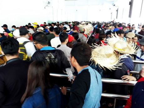 Đường bộ lẫn cáp treo lên núi Cấm quá tải dịp Tết - Ảnh 1 Duong bo lan cap treo len nui Cam qua tai dip Tet - Anh 1
