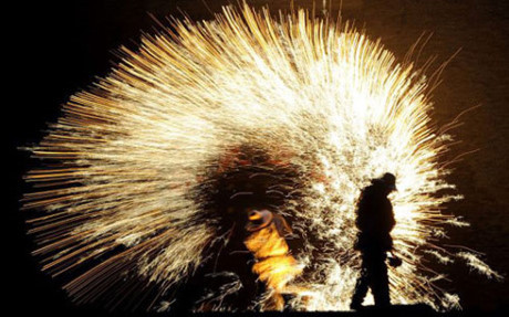 Man ban phao hoa doc dao bang sat nong chay cua Trung Quoc - Anh 1