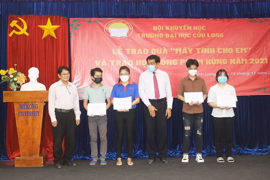 Trao học bổng cho sinh viên.