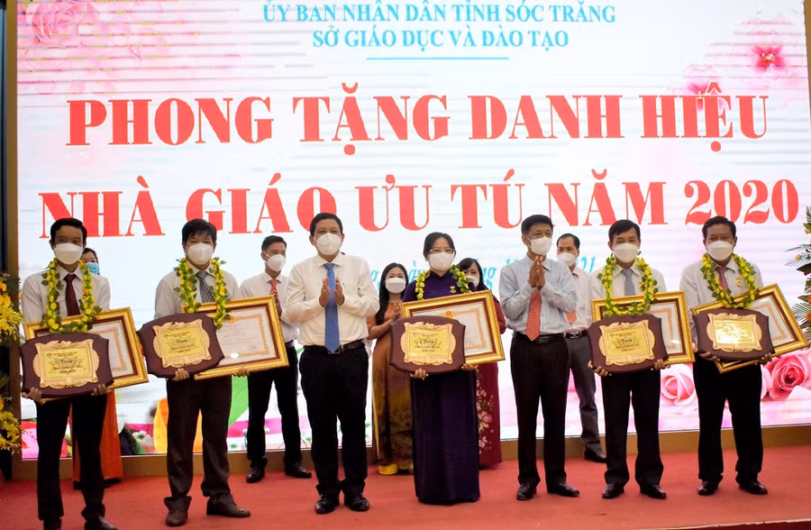 Trao tặng danh hiệu Nhà giáo ưu tú cho các nhà giáo.