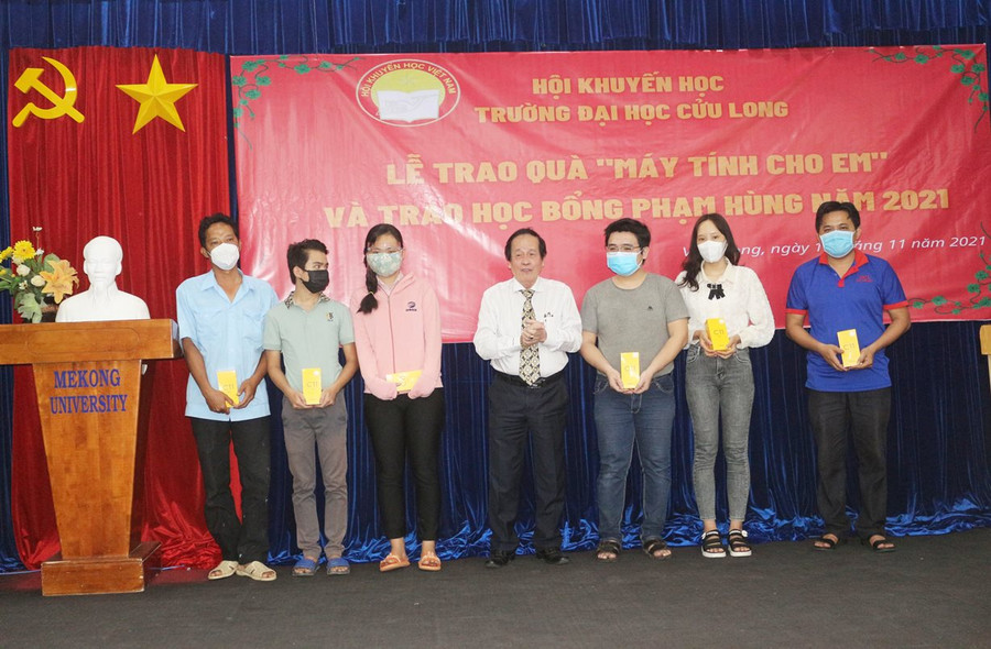 Trao quà “Máy tính cho em” cho SV hoàn cảnh khó khăn.