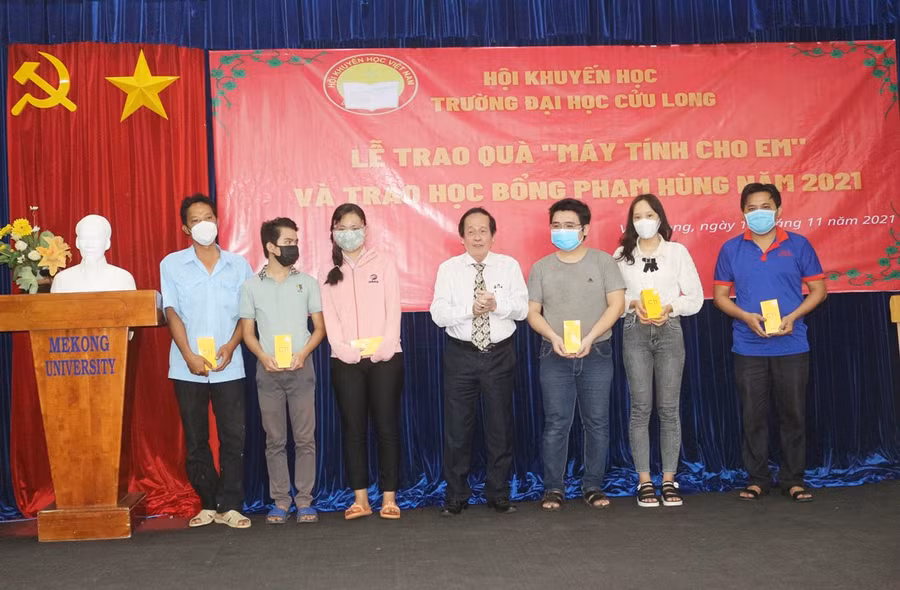 Trao quà “Máy tính cho em” cho SV hoàn cảnh khó khăn.