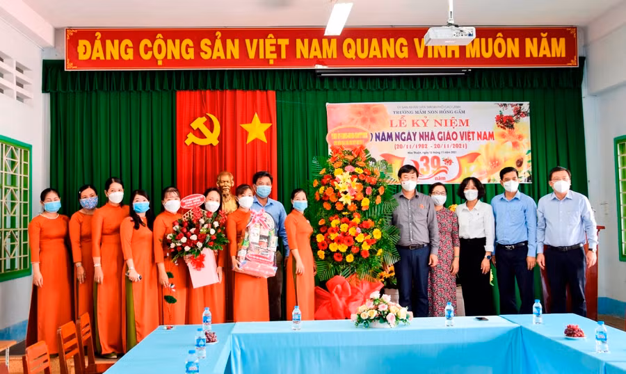 Bí thư Tỉnh ủy Đồng Tháp Lê Quốc Phong tặng hoa chúc mừng tập thể Trường Mầm non Hồng Gấm.