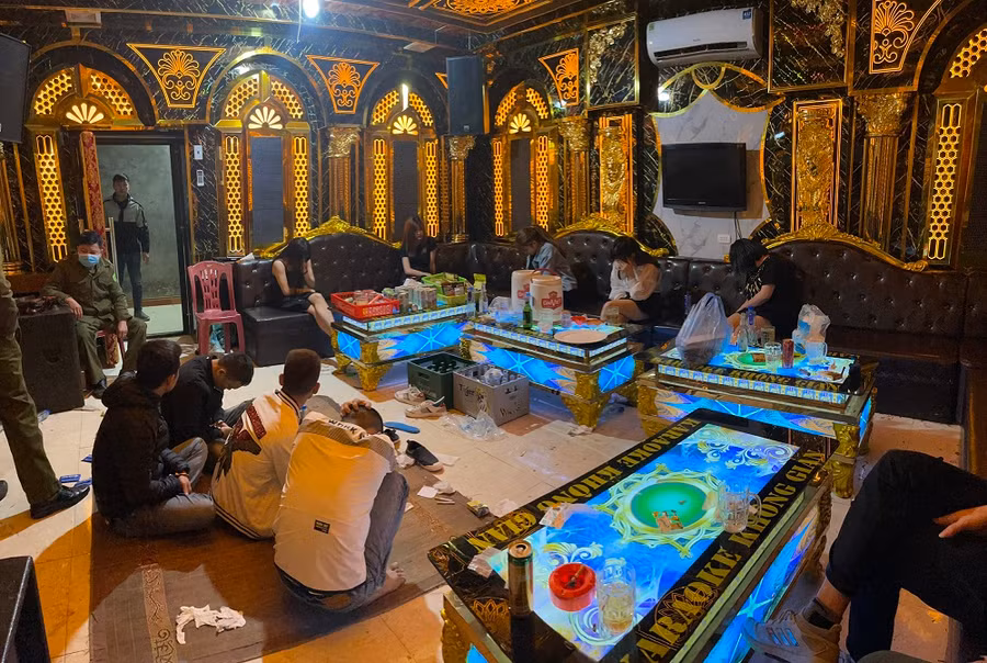 Hàng loạt đối tượng bị phát hiện đang sử dụng trái phép chất ma túy tại quán Karaoke Không Gian.