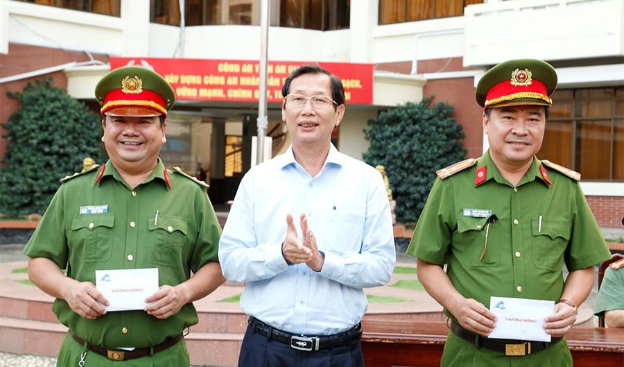 An Giang trao thưởng nóng cho 2 tập thể thuộc Công an tỉnh có thành tích xuất sắc trong công tác đấu tranh, phòng chống tội phạm. (Ảnh: Tiến Tầm)