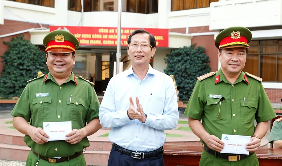 An Giang trao thưởng nóng cho 2 tập thể thuộc Công an tỉnh có thành tích xuất sắc trong công tác đấu tranh, phòng chống tội phạm. (Ảnh: Tiến Tầm)