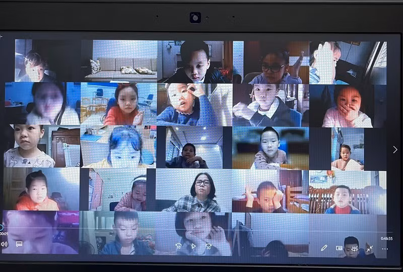 Tiết học trực tuyến của cô Minh Thư với học sinh lớp 1 Trường Tiểu học Đền Lừ, quận Hoàng Mai. 
