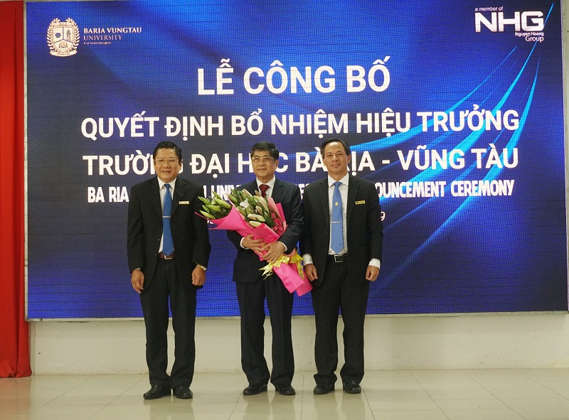Đại diện Ban Giám hiệu Trường ĐH Bà Rịa - Vũng Tàu tặng hoa chúc mừng GS.TS Nguyễn Lộc - tân Hiệu trưởng nhà trường Đại diện Ban Giám hiệu Trường ĐH Bà Rịa - Vũng Tàu tặng hoa chúc mừng GS.TS Nguyễn Lộc - tân Hiệu trưởng nhà trường