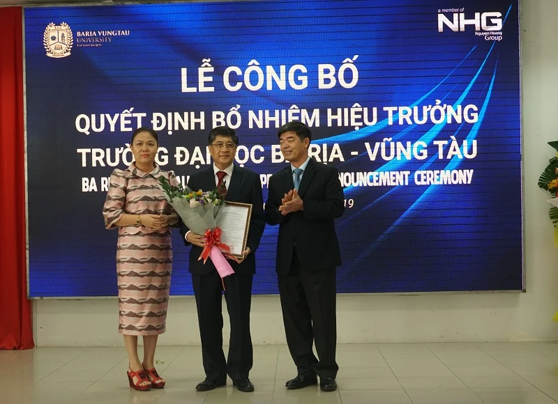 Bà Hoàng Nguyễn Thu Thảo, Tổng Giám đốc Tập đoàn Nguyễn Hoàng và PGS.TS Thái Bá Cần, Phó Tổng GĐ Phát triển ĐH-Tập đoàn Nguyễn Hoàng trao quyết định cho GS.TS Nguyễn Lộc