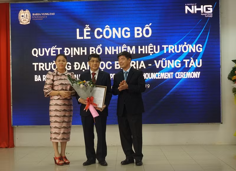 Bà Hoàng Nguyễn Thu Thảo, Tổng Giám đốc Tập đoàn Nguyễn Hoàng và PGS.TS Thái Bá Cần, Phó Tổng GĐ Phát triển ĐH-Tập đoàn Nguyễn Hoàng trao quyết định cho GS.TS Nguyễn Lộc