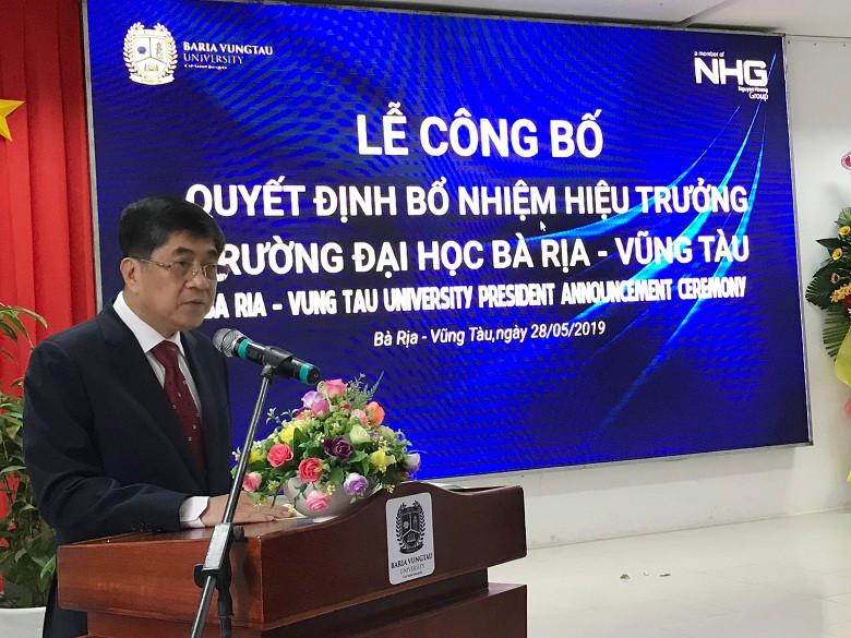 Tân Hiệu trưởng Trường ĐH Bà Rịa - Vũng Tàu phát biểu tại buổi lễ Tân Hiệu trưởng Trường ĐH Bà Rịa - Vũng Tàu phát biểu tại buổi lễ