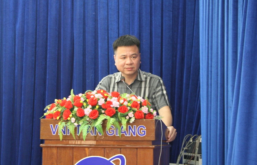 Nhà báo Triệu Ngọc Lâm - Tổng Biên tập Báo Giáo dục và Thời đại báo cáo chuyên đề tại hội nghị.