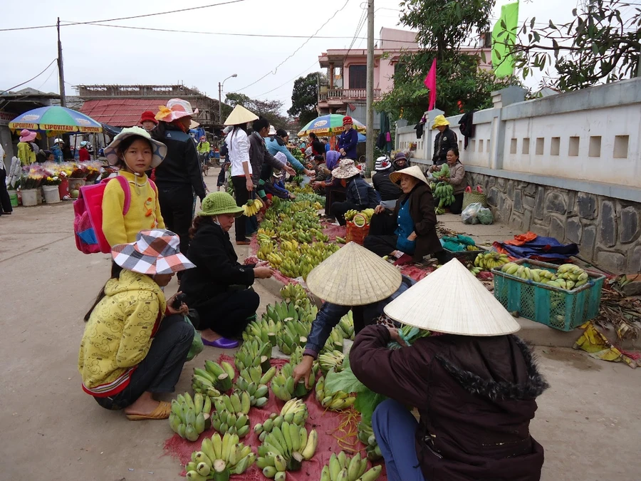 Nhộn nhịp chuẩn bị đồ cho lễ cúng Rằm lớn nhất năm