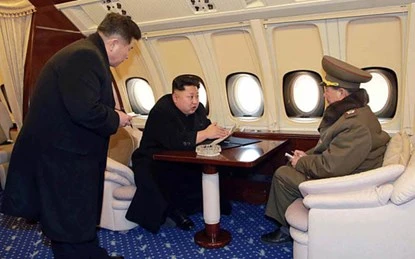 Nhà lãnh đạo Triều Tiên Kim Jong-un (người ngồi bên trái) ngồi chuyên cơ riêng nói chuyện với Tướng Hwang Pyong So (phải), Chủ nhiệm Tổng cục Chính trị của quân đội Triều Tiên. Ảnh: KCNA