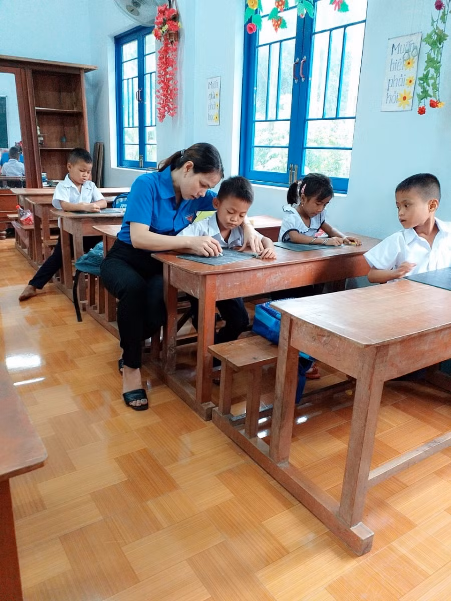 Giờ lên lớp của cô Đinh Thị Kem được tính toán sít sao để đảm bảo chương trình giảng dạy của hai lớp học của lớp ghép