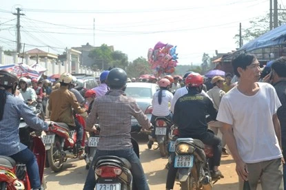 Dân leo cây xem hội chọi trâu tại Hà Giang