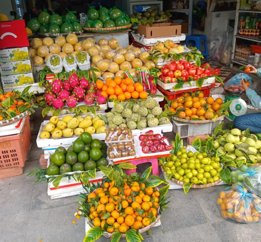 Gian hàng bán trái cây. Ảnh: Peter Madden.