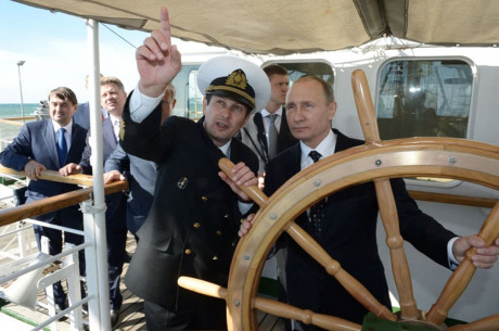 Ngắm Putin lái tàu, Kim Jong-un cưỡi ngựa điêu luyện - Ảnh 11 Ngam Putin lai tau, Kim Jong-un cuoi ngua dieu luyen - Anh 11