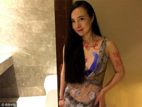 Can Lộ Lộ bị chỉ trích kịch liệt vì khỏa thân, ngả ngớn với đàn ông - Ảnh 3 Can Lo Lo bi chi trich kich liet vi khoa than, nga ngon voi dan ong - Anh 3