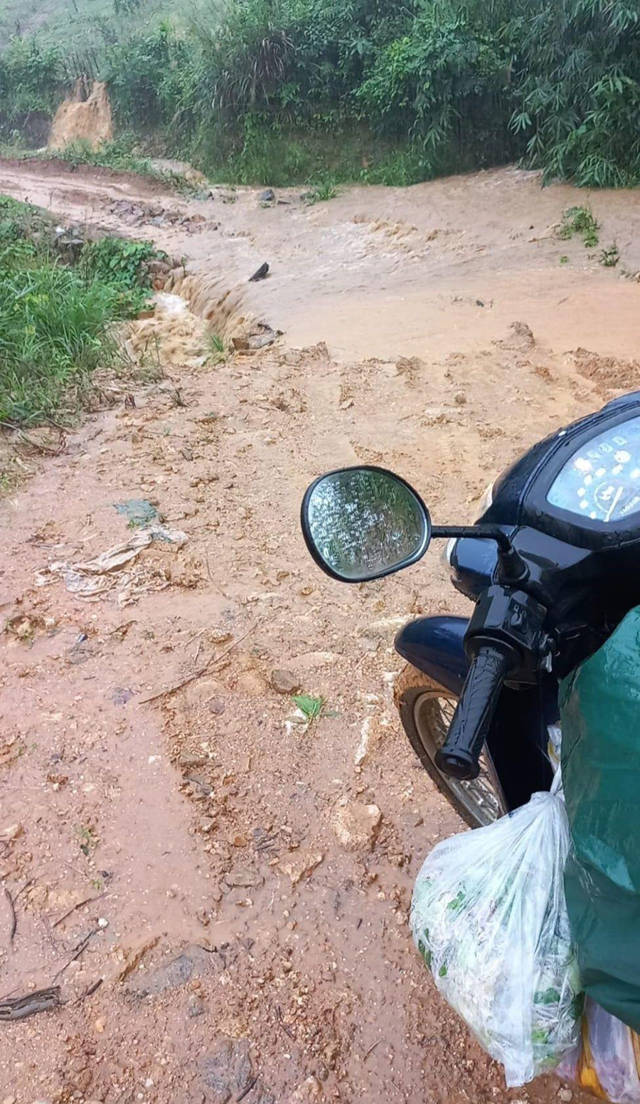 Nước dâng cao, chảy xiết trên nhiều đoạn đường đến điểm trường của Trường Phổ thông Dân tộc Bán trú Tiểu học Trà Vân. Nước dâng cao, chảy xiết trên nhiều đoạn đường đến điểm trường của Trường Phổ thông Dân tộc Bán trú Tiểu học Trà Vân.