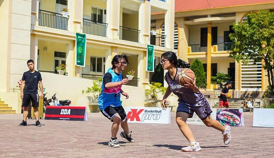 Sau mỗi giờ học, sân Trường PTDTNT tỉnh Điện Biên luôn nhộn nhịp bởi không khí rèn luyện thể thao giữa học sinh và giáo viên nhà trường. Ảnh: NTCC Sau mỗi giờ học, sân Trường PTDTNT tỉnh Điện Biên luôn nhộn nhịp bởi không khí rèn luyện thể thao giữa học sinh và giáo viên nhà trường. Ảnh: NTCC