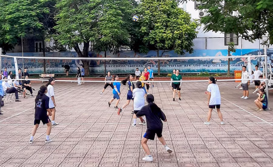 Học sinh Trường THPT chuyên Lê Quý Đôn (TP Điện Biên Phủ) tham gia môn bóng rổ. Ảnh: NTCC