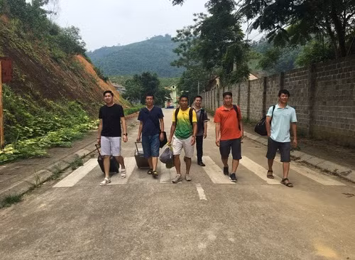 Các cán bộ, giảng viên Trường ĐHSP - ĐH Thái Nguyên đến điểm thi tại huyện Yên Sơn (tỉnh Tuyên Quang)