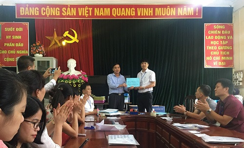 Đoàn cán bộ coi thi điểm thi Trường THPT Minh Quang tặng Trường THPT Minh Quang 4 triệu đồng, góp kinh phí sửa chữa nhà nội trú của HS bị gió lốc tốc mái cuối tháng 4/2019 Đoàn cán bộ coi thi điểm thi Trường THPT Minh Quang tặng Trường THPT Minh Quang 4 triệu đồng, góp kinh phí sửa chữa nhà nội trú của HS bị gió lốc tốc mái cuối tháng 4/2019