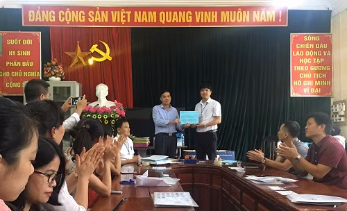 Đoàn cán bộ coi thi điểm thi Trường THPT Minh Quang tặng Trường THPT Minh Quang 4 triệu đồng, góp kinh phí sửa chữa nhà nội trú của HS bị gió lốc tốc mái cuối tháng 4/2019