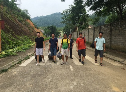 Các cán bộ, giảng viên Trường ĐHSP - ĐH Thái Nguyên đến điểm thi tại huyện Yên Sơn (tỉnh Tuyên Quang) Các cán bộ, giảng viên Trường ĐHSP - ĐH Thái Nguyên đến điểm thi tại huyện Yên Sơn (tỉnh Tuyên Quang)