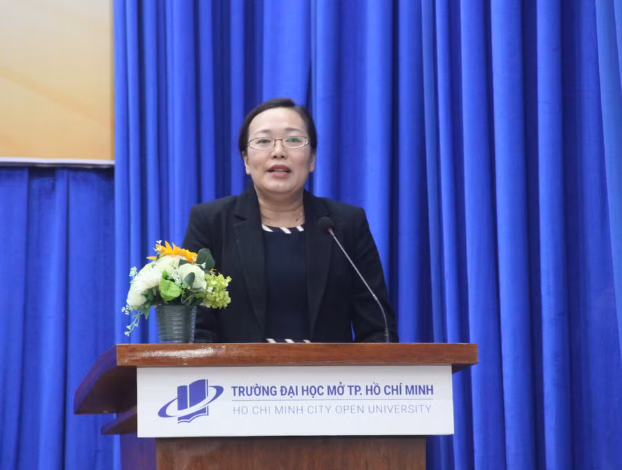 Đồng chí Nguyễn Thị Minh Hồng, Bí thư Đảng uỷ Khối ĐH, CĐ TP.HCM phát biểu chúc mừng các tập thể, cá nhân điển hình "Dân vận khéo" 2020