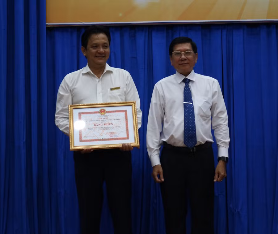 Đảng bộ Trường ĐH Mở TP.HCM nhận bằng khen của UBND TP vì đã có thành tích xuất sắc trong phong trào thi đua "Dân vận khéo" 2020