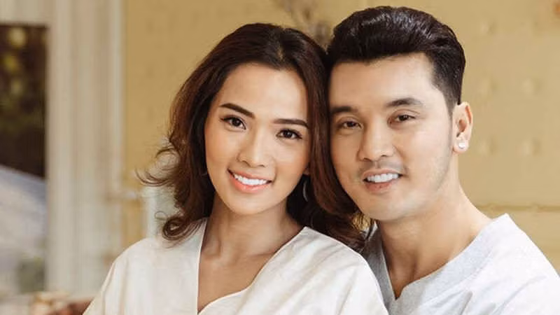 Ca sĩ Ưng Hoàng Phúc và vợ.