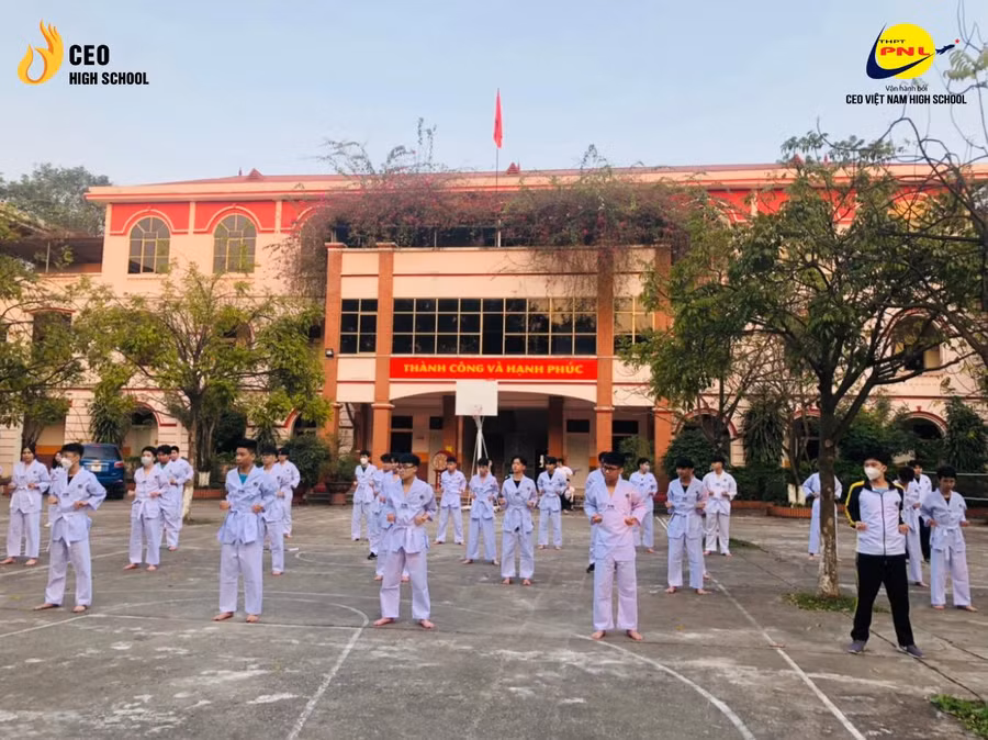 Học sinh CEO High School trong giờ luyện Taekwondo.