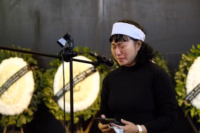 Ca sĩ Khánh Linh - em gái nhạc sĩ Ngọc Châu nghẹn ngào xúc động tại tang lễ anh trai.