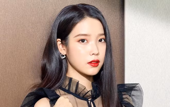 11. IU: Nữ diễn viên trong bộ phim truyền hình gần đây nhất là Hotel Del Luna (2019) đã nhận được 26.758 phiếu bầu (tương đương 2,0% tổng số) trong cuộc thăm dò!