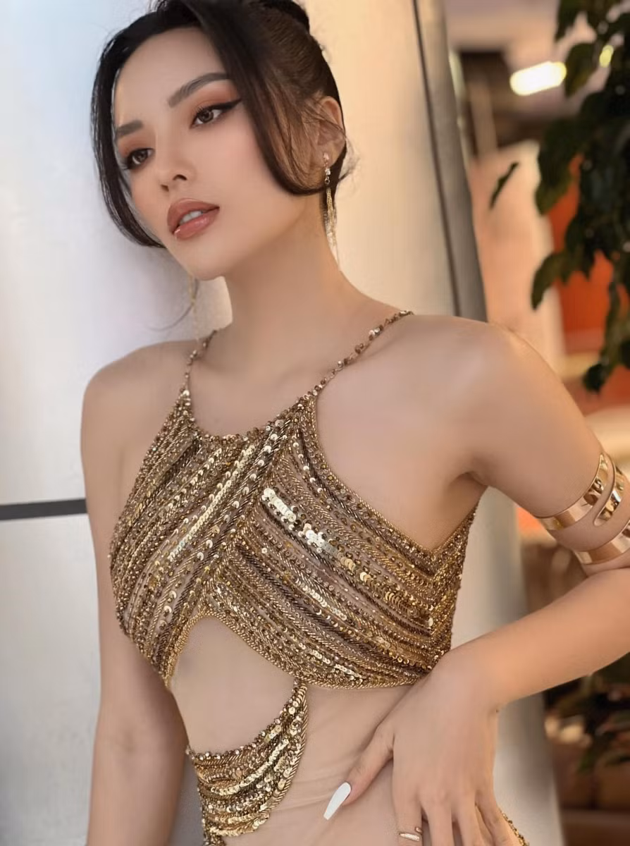 Có thể thấy sau 8 năm đăng quang Hoa hậu Việt Nam 2014, Kỳ Duyên ngày càng thăng hạng nhan sắc. Bên cạnh đó gu thời trang thời thượng và cá tính của nàng hậu cũng khiến không ít fan mê mệt.