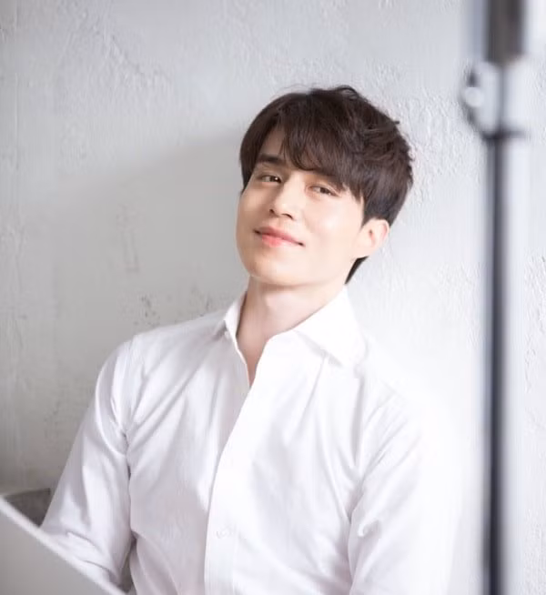 Lee Dong Wook: Nam diễn viên có bộ phim truyền hình gần đây nhất là Bad and Crazy (2021-2022), đã nhận được 105.172 phiếu bầu (tương đương 0,4% tổng số) trong cuộc thăm dò!