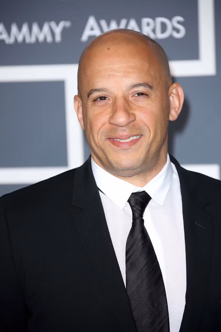 Vin Diesel: Mặc dù bắt đầu tham gia diễn xuất từ rất sớm nhưng Vin Diesel đã phải vật lộn để có được những vai diễn như ý khi bắt đầu sự nghiệp của mình. Đó là lý do tại sao, anh ấy từng làm nhân viên ở New York.