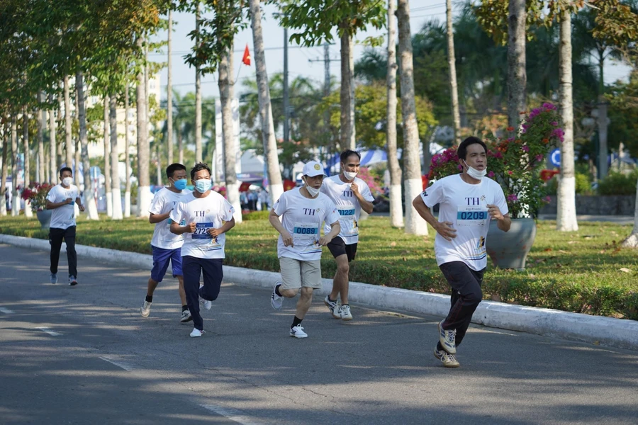 Các thầy cô tham gia chạy phát động S-Race Teacher.