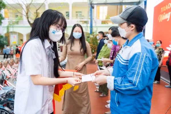 Cháu Đặng Vũ Ngọc Mai – con gái bà Đỗ Vũ Phương Anh trao quà cho các hộ dân bị ảnh hưởng bởi dịch Covid-19 quận Ba Đình.