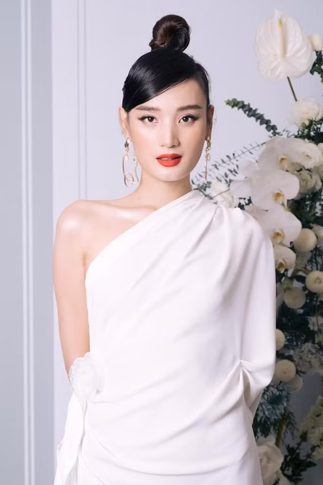 Người mẫu Lê Thúy.