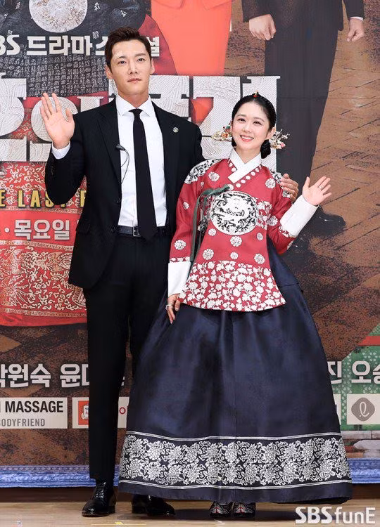 Jang Nara được coi là ma cà rồng trong làng giải trí Hàn Quốc nhờ ngoại hình không thể chê vào đâu được. Nhiều người bỏ qua chiều cao có phần nấm lùn 1m56 của cô vì vẻ đẹp vượt thời gian của Jang Nara.