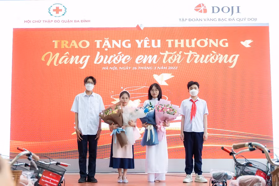 Hai cháu Đặng Vũ Ngọc Mai và Đặng Vũ Hà Châu (đứng giữa) nhận hoa cảm ơn từ các học sinh Quận Ba Đình.