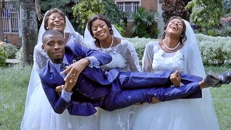 Người đàn ông kết hôn với 3 chị em sinh 3 giống hệt nhau.