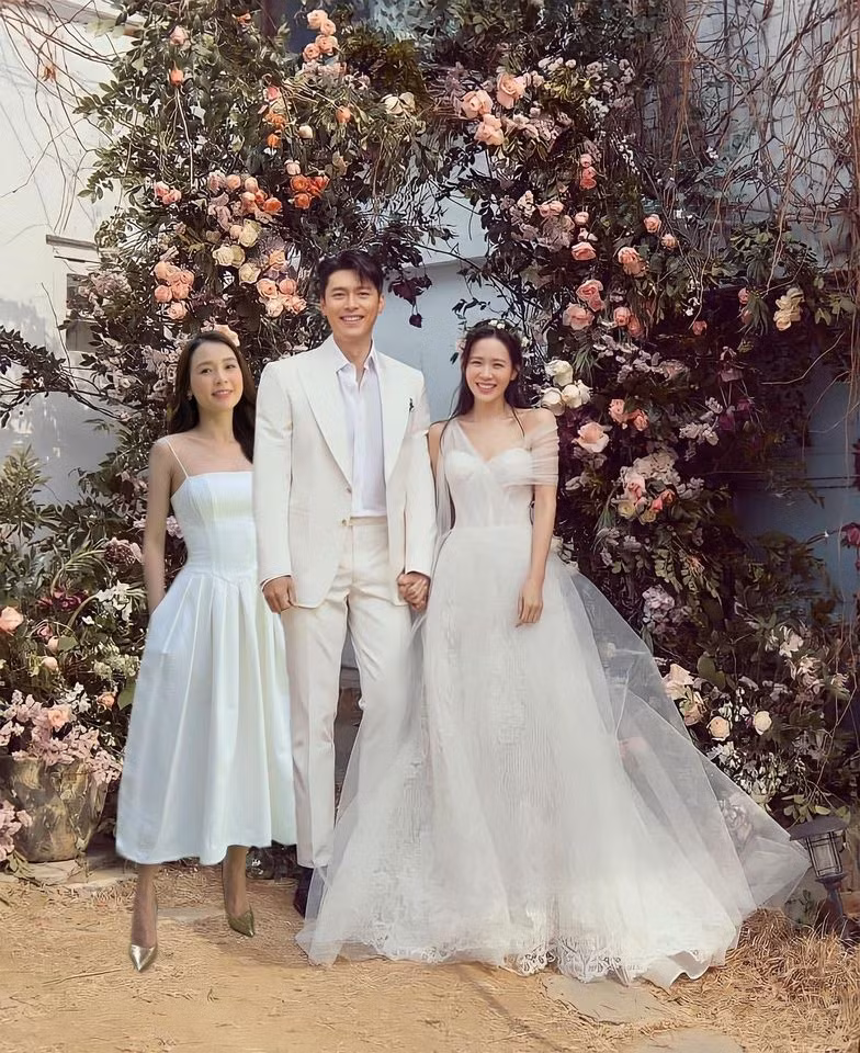 Hotgirl Sam viết: “Chúc anh hạnh phúc bên chị mãi mãi, oppa!”.