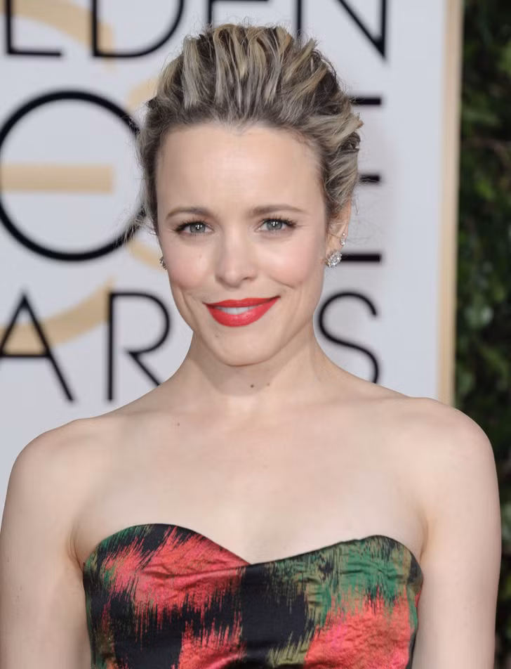 Rachel McAdams: sinh ra trong một gia đình bình thường và trước khi sự nghiệp diễn xuất cất cánh, cô đã có công việc tại một cửa hàng McDonald’s ở địa phương. Mặc dù nữ diễn viên đã làm việc ở đó 3 năm nhưng cô thừa nhận mình không phải là nhân viên giỏi nhất. Rachel thậm chí đã làm hỏng máy ép nước cam một lần.