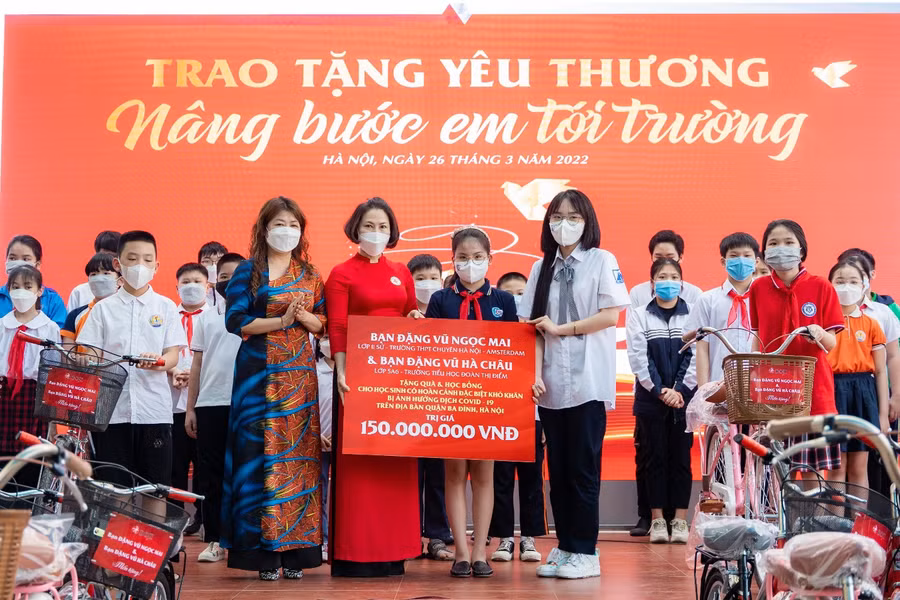 Hai cháu Đặng Vũ Ngọc Mai và Đặng Vũ Hà Châu trao tặng món quà kịp thời và ý nghĩa giúp nhiều em học sinh khó khăn có phương tiện để đến trường.