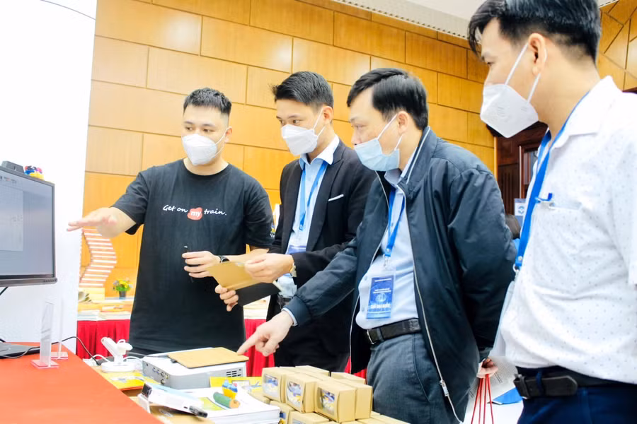 Khách tham quan các sản phẩm công nghệ nổi bật của ViewSonic tại Hoạt động Ngày chuyển đổi số tỉnh Hải Dương năm 2022.