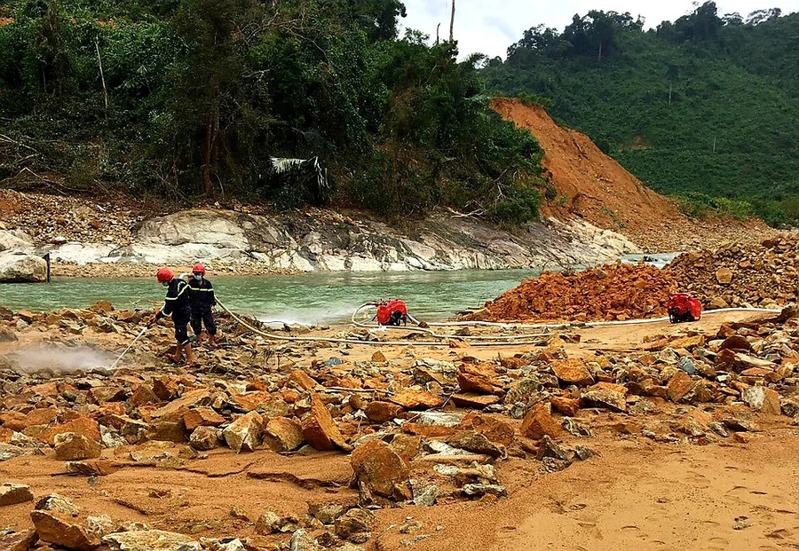 Nối lại công tác tìm kiếm nạn nhân mất tích ở Rào Trăng 3.